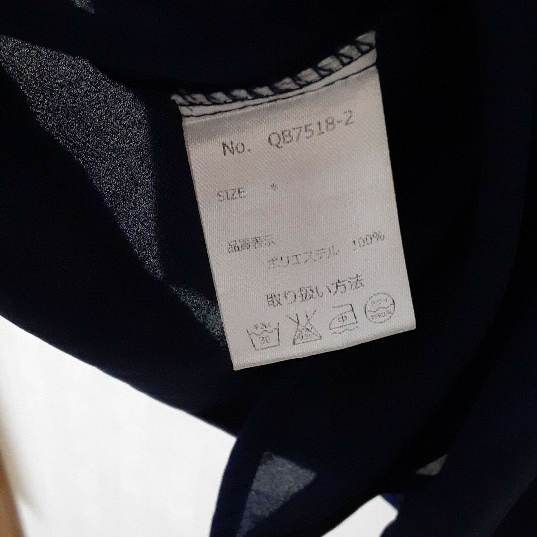 アズノウアズ　シフォンブラウス　濃紺 レディースのトップス(シャツ/ブラウス(半袖/袖なし))の商品写真