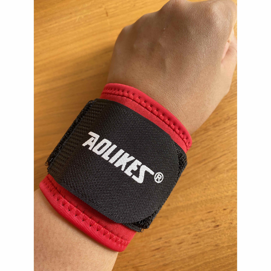 新品　AOLIKES  手首サポーター　リストラップ　2個セット　筋トレ　赤 スポーツ/アウトドアのトレーニング/エクササイズ(トレーニング用品)の商品写真