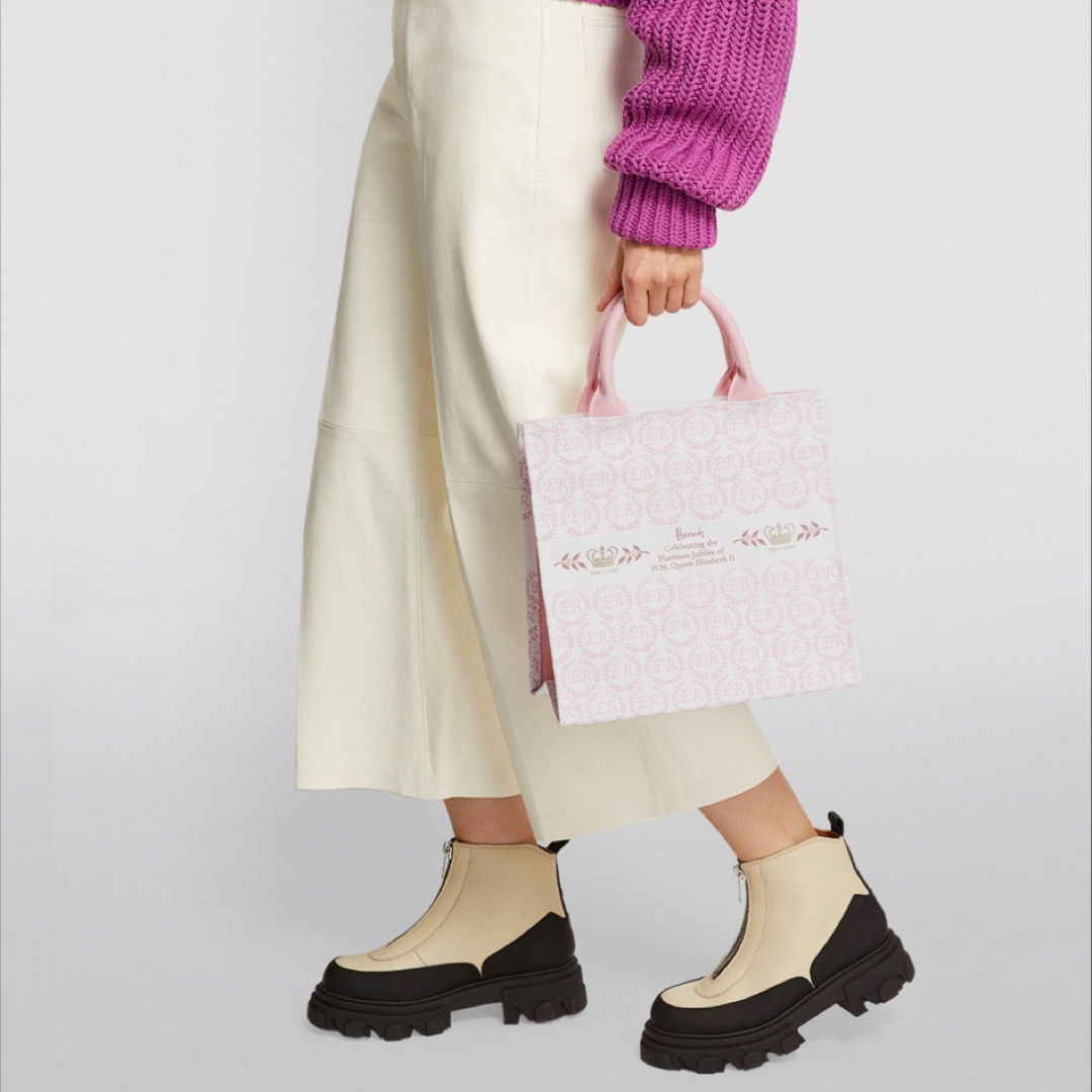 Harrods(ハロッズ)のハロッズ エリザベス女王 プラチナジュビリー トートバッグ  ピンク小 レディースのバッグ(トートバッグ)の商品写真