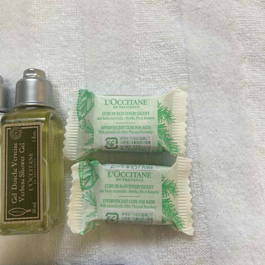 L'OCCITANE(ロクシタン)の未開封品　ロクシタン  アメニティセット　入浴剤付き コスメ/美容のボディケア(バスグッズ)の商品写真