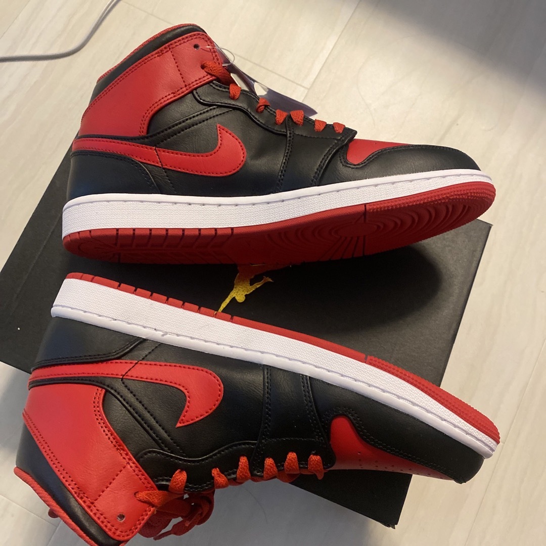 エアジョーダン1ミッド　ブレッドトゥ　AIR JORDAN 1 MID bred メンズの靴/シューズ(スニーカー)の商品写真