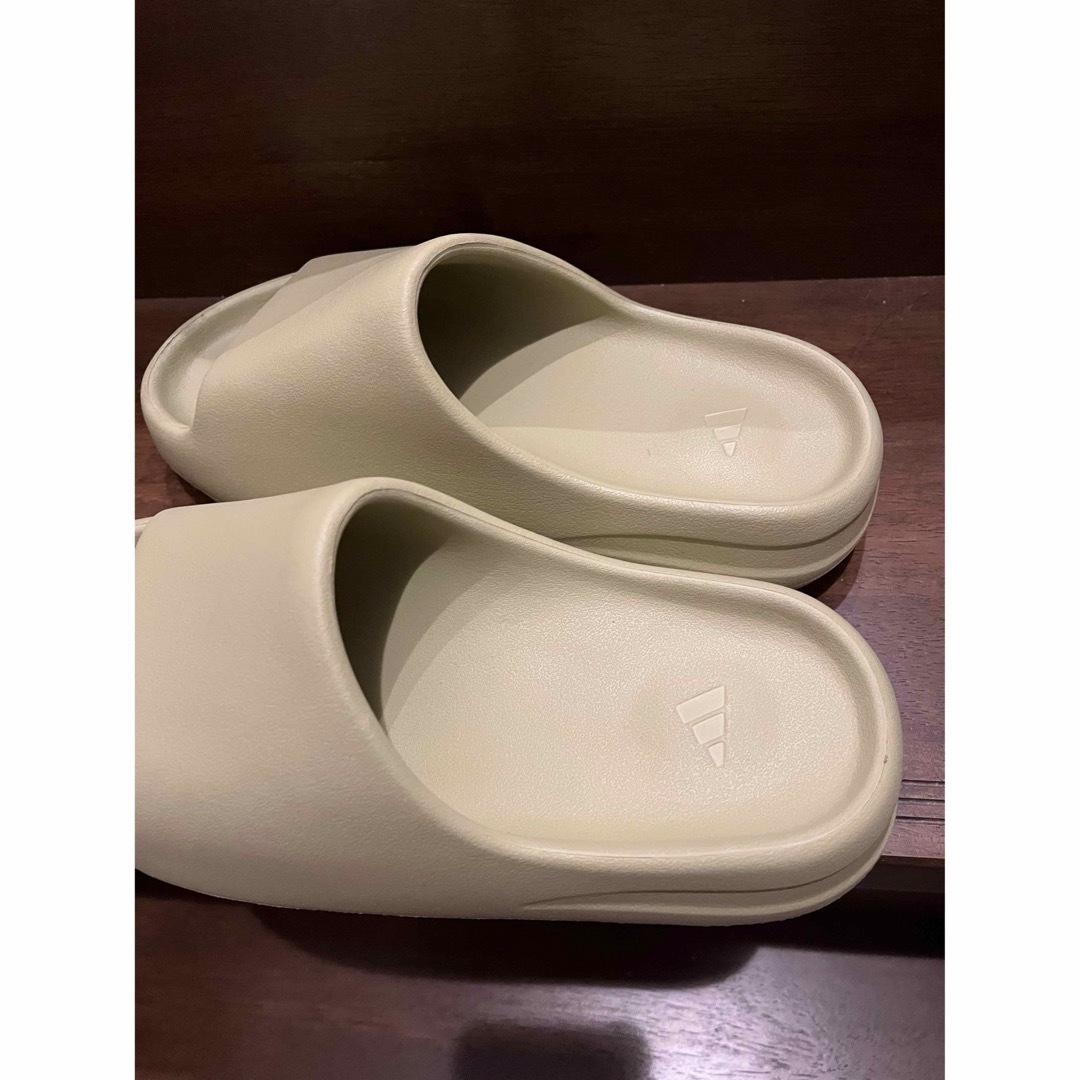 YEEZY（adidas）(イージー)のadidas YEEZY Slide "Resin" イージー　スライド メンズの靴/シューズ(サンダル)の商品写真