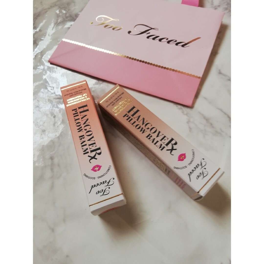 Too Faced(トゥフェイス)の【新品】トゥ―フェイスドToo Facedピローバ―ム①ココア②マンゴー紙袋付 コスメ/美容のベースメイク/化粧品(リップグロス)の商品写真