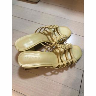 ザラ(ZARA)のMANGO マスタードイエロー　サンダル　36(サンダル)