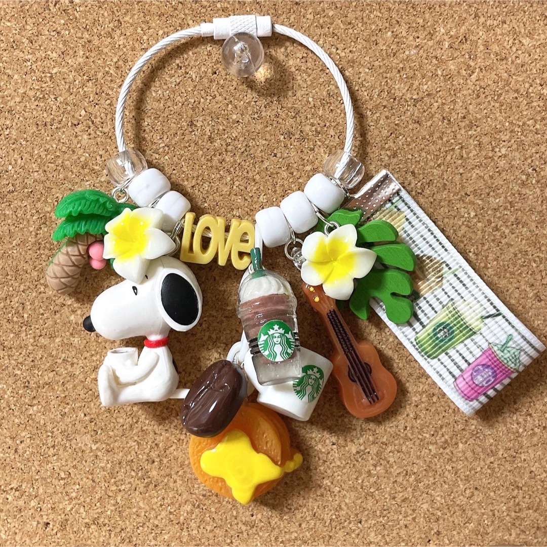 SNOOPY(スヌーピー)のハワイのカフェ🌺🌴で のんびりお茶をするわんちゃん🐶☕️🏝️🥞 ✨キーホルダー  ハンドメイドのアクセサリー(キーホルダー/ストラップ)の商品写真