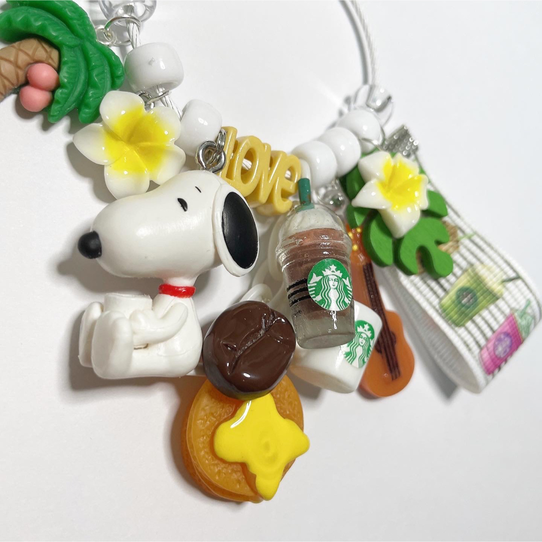 SNOOPY(スヌーピー)のハワイのカフェ🌺🌴で のんびりお茶をするわんちゃん🐶☕️🏝️🥞 ✨キーホルダー  ハンドメイドのアクセサリー(キーホルダー/ストラップ)の商品写真