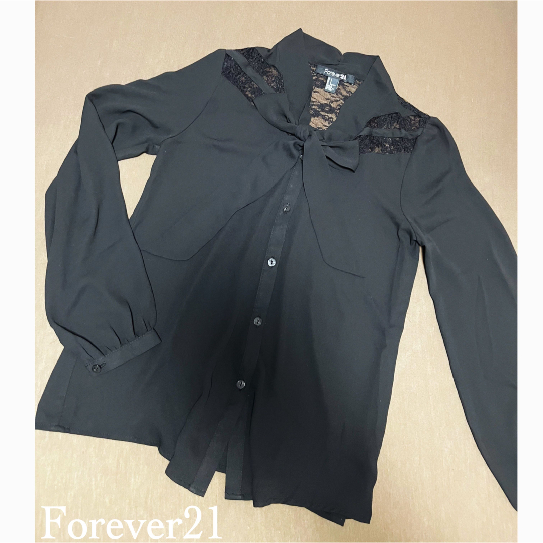 FOREVER 21(フォーエバートゥエンティーワン)のForever21 リボンタイ　レース　ブラウス　ブラック レディースのトップス(シャツ/ブラウス(長袖/七分))の商品写真