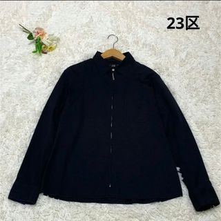 ニジュウサンク(23区)の美品　23区 黒 シャツ　BIGサイズ　50サイズ　ジッパー　ブルーライン(シャツ/ブラウス(長袖/七分))