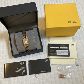 フェンディ(FENDI)の【FENDI】クアドロミニ　シェル文字盤　ゴールド(腕時計)
