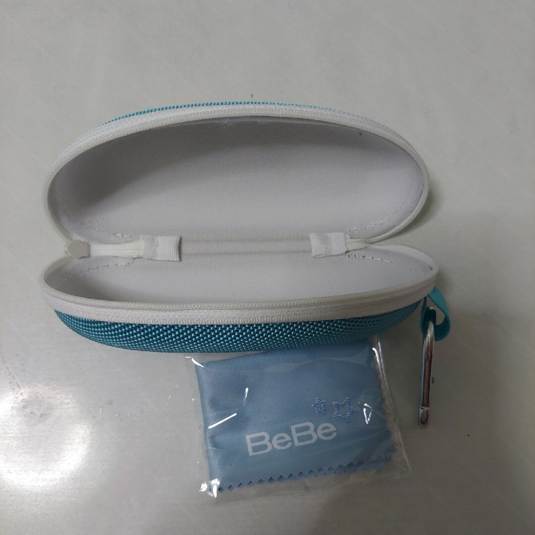 BeBe(ベベ)の【送料込】未使用 bebe カラビナ付きメガネケース メガネクロス付き 水色 キッズ/ベビー/マタニティのこども用ファッション小物(その他)の商品写真