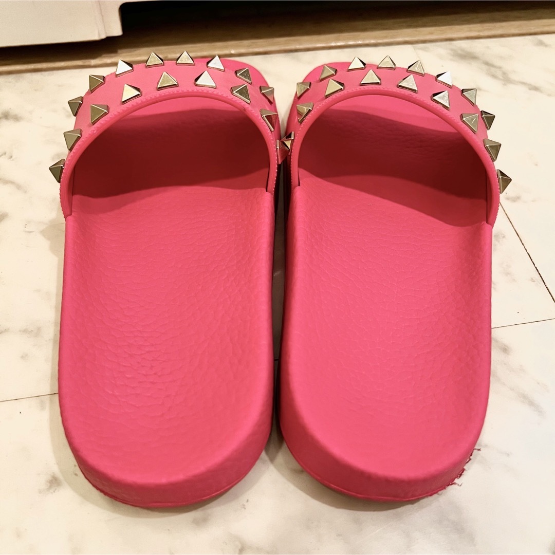 VALENTINO(ヴァレンティノ)のValentino Rockstud Pool Slides レディースの靴/シューズ(サンダル)の商品写真