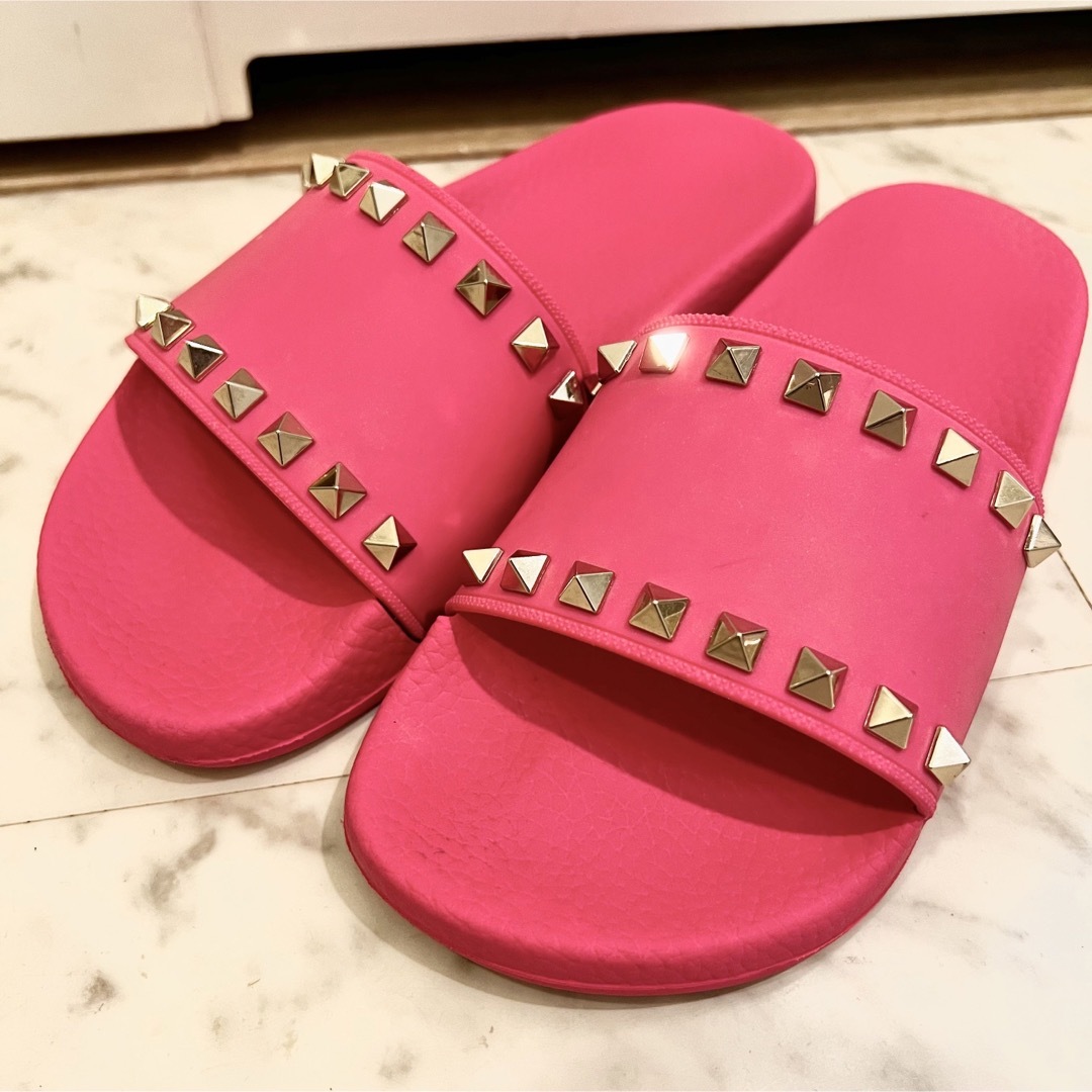 VALENTINO(ヴァレンティノ)のValentino Rockstud Pool Slides レディースの靴/シューズ(サンダル)の商品写真