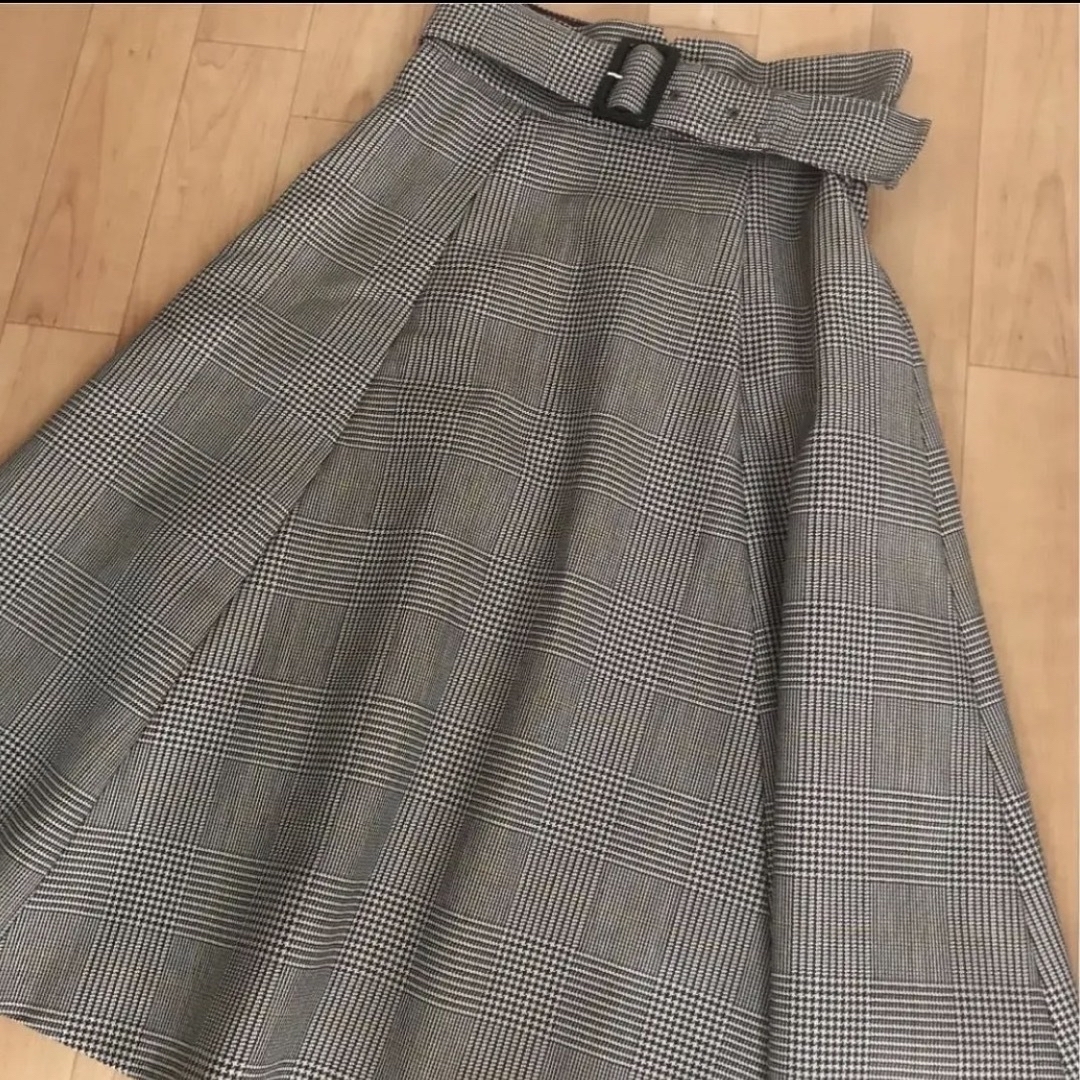 Apuweiser-riche(アプワイザーリッシェ)のJUSGLITTY ベルト付きチェックフレアスカート レディースのスカート(ひざ丈スカート)の商品写真