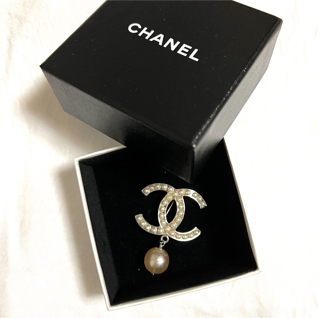 CHANEL(シャネル)の【人気商品】CHANEL シャネル ココマーク パール ブローチ レディースのアクセサリー(ブローチ/コサージュ)の商品写真