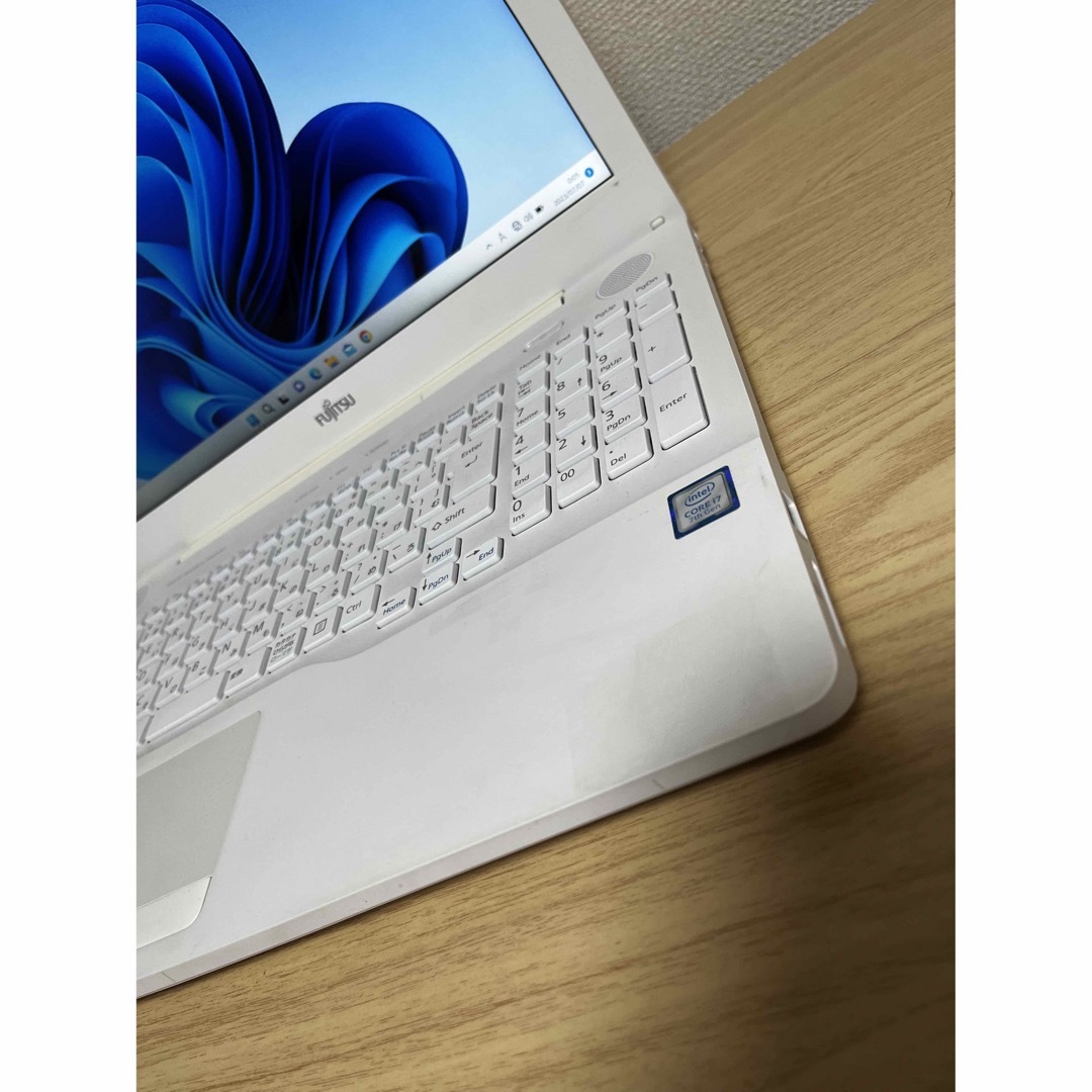富士通ノートパソコンホワイト第7世代Corei7新品高速SSD 512GB-