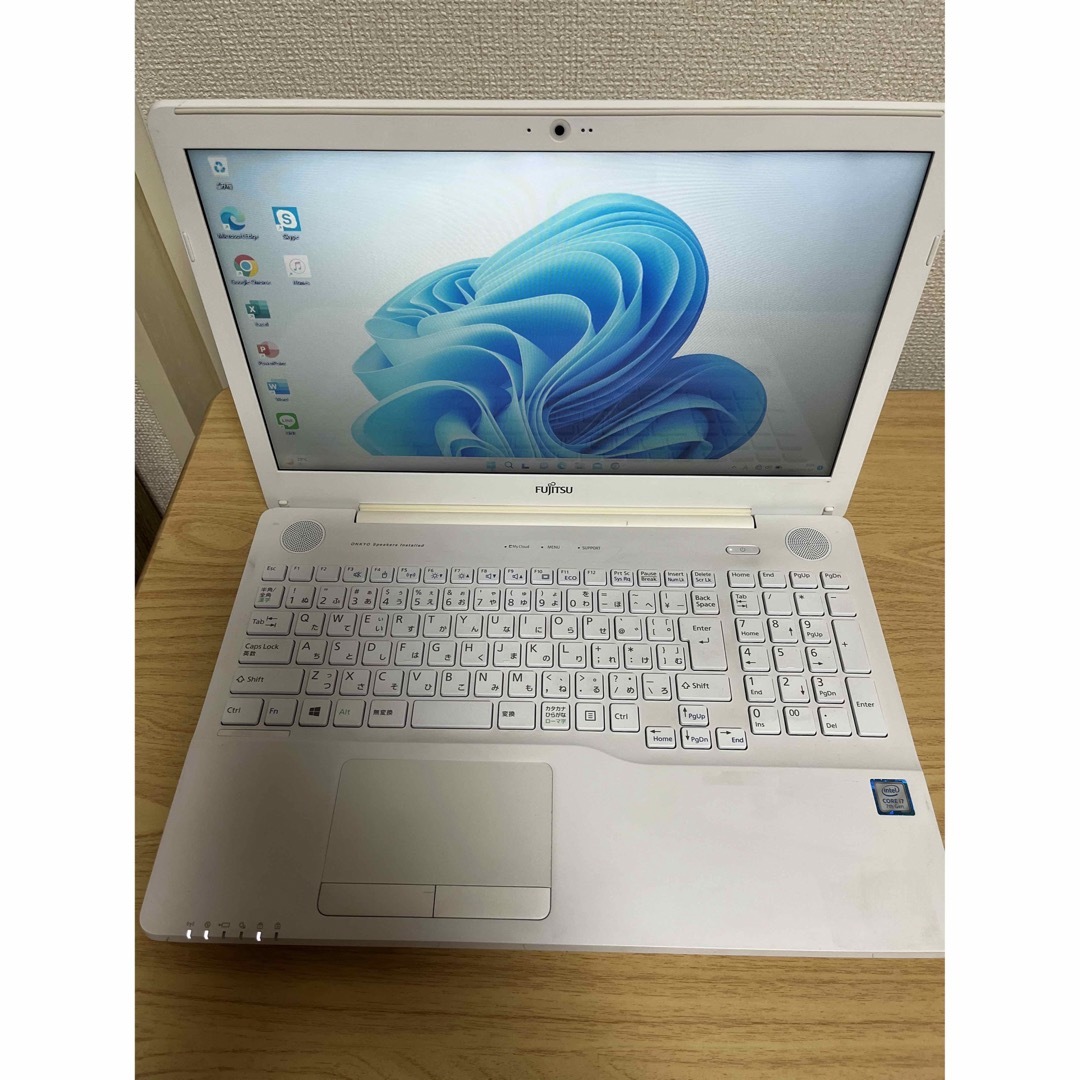 富士通ノートパソコンホワイト第7世代Corei7新品高速SSD 512GB-