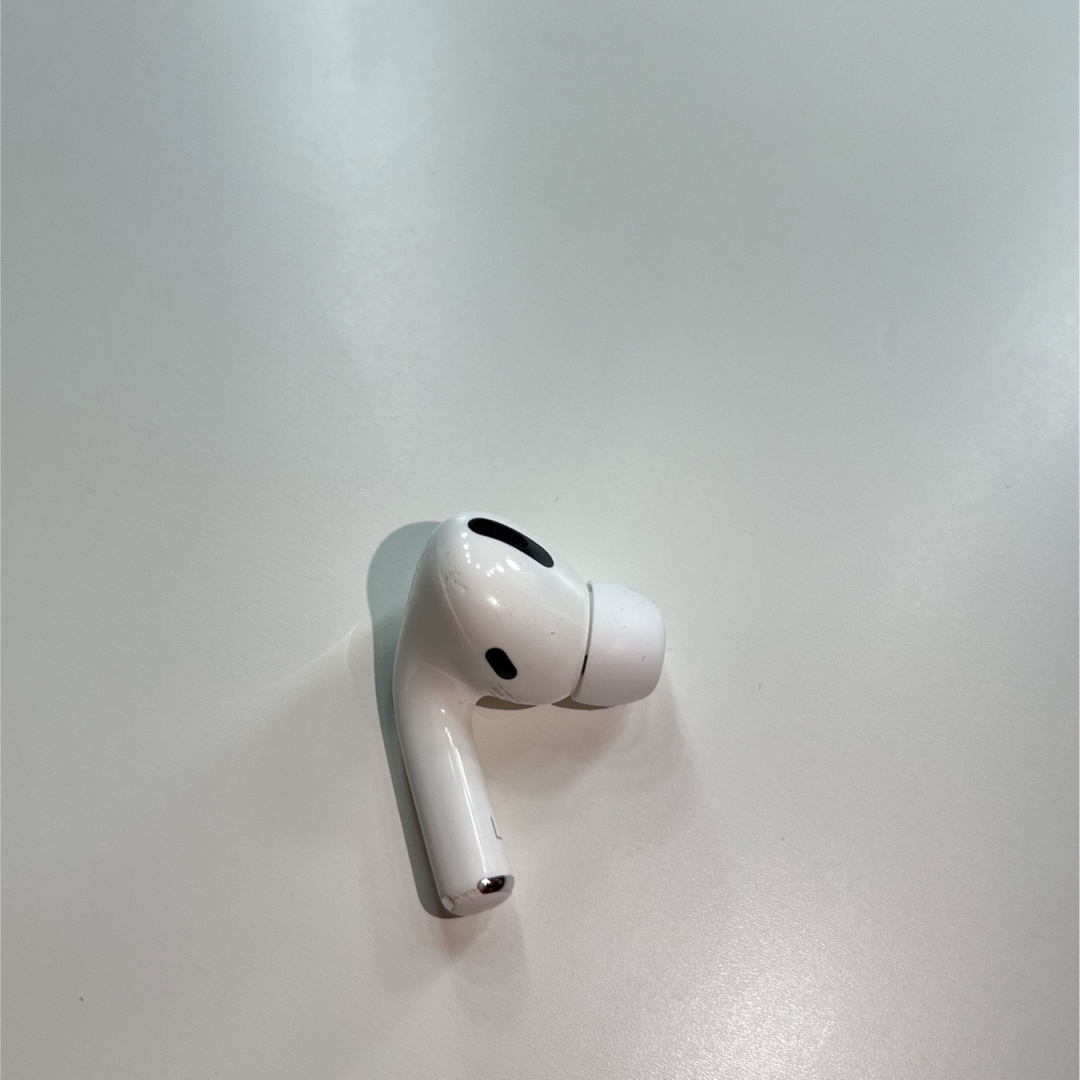 Apple(アップル)のApple AirPods Pro 第１世代　両耳のみ　正規品　純正 スマホ/家電/カメラのオーディオ機器(ヘッドフォン/イヤフォン)の商品写真