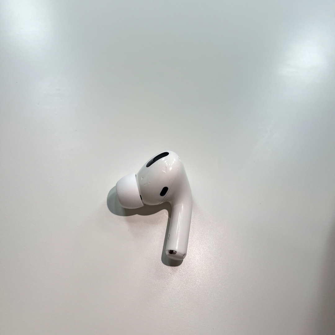 Apple(アップル)のApple AirPods Pro 第１世代　両耳のみ　正規品　純正 スマホ/家電/カメラのオーディオ機器(ヘッドフォン/イヤフォン)の商品写真