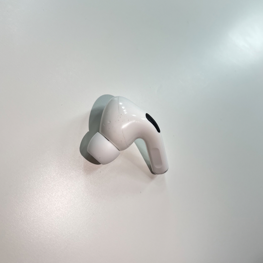 Apple(アップル)のApple AirPods Pro 第１世代　両耳のみ　正規品　純正 スマホ/家電/カメラのオーディオ機器(ヘッドフォン/イヤフォン)の商品写真