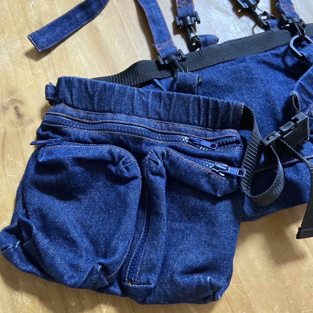 BETTY'S BLUE(ベティーズブルー)のBETTY’S BLUE サスペンダーバッグ　ヒップバッグ 2way レディースのバッグ(ボディバッグ/ウエストポーチ)の商品写真