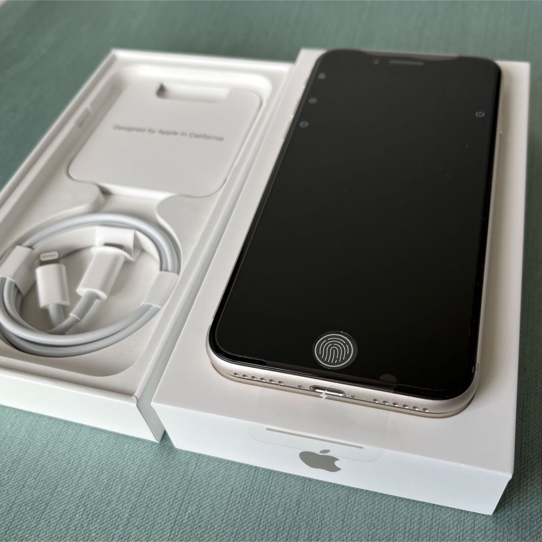 Apple(アップル)のアップル iPhoneSE 第3世代 64GB スターライト SIMフリー スマホ/家電/カメラのスマートフォン/携帯電話(スマートフォン本体)の商品写真