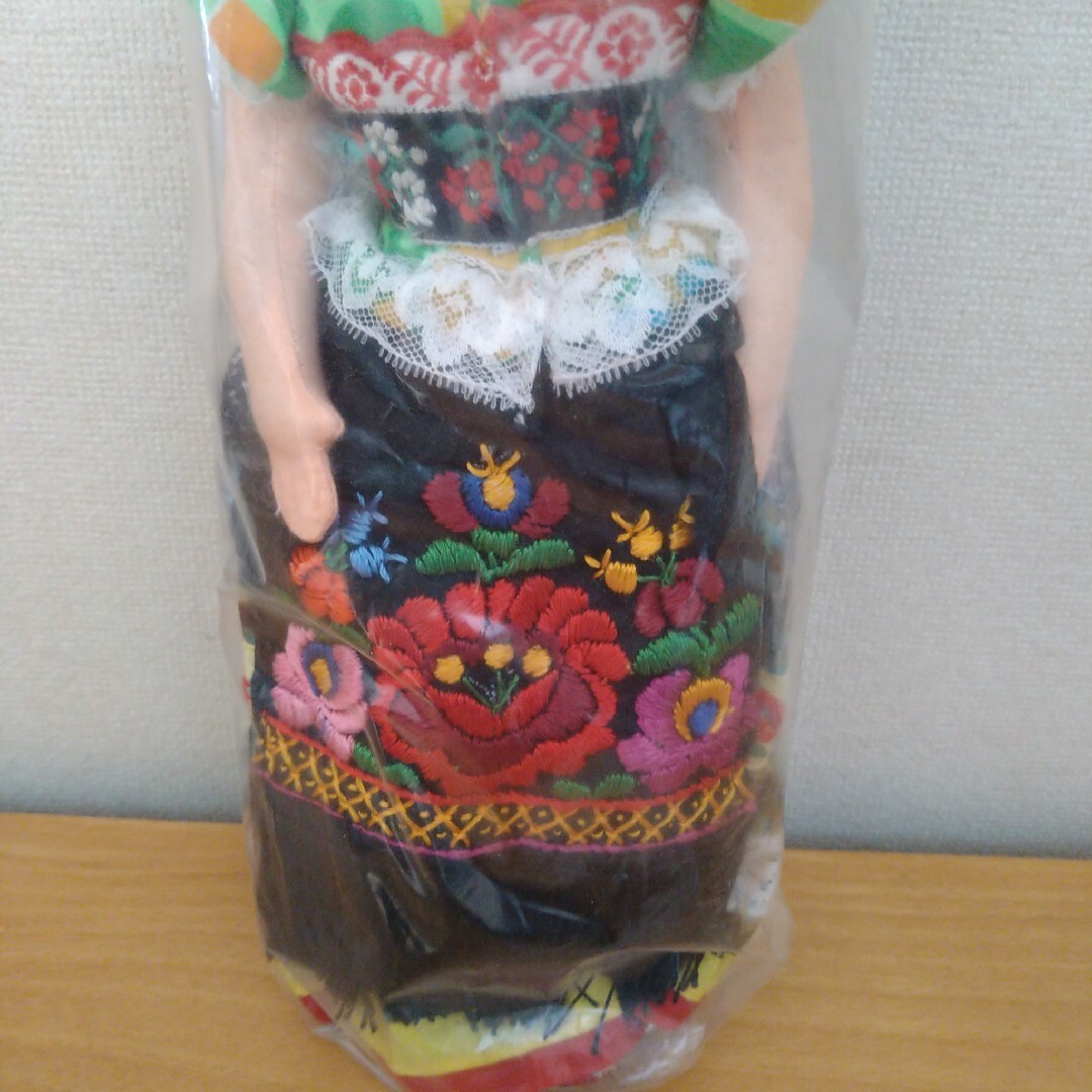 海外土産/ハンドメイド　ビィンテージ　ハンガリー刺繍　人形 2