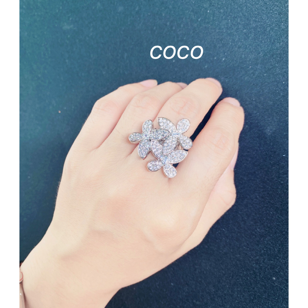 最高級人工ダイヤモンド　トリプルバタフライ　リング レディースのアクセサリー(リング(指輪))の商品写真
