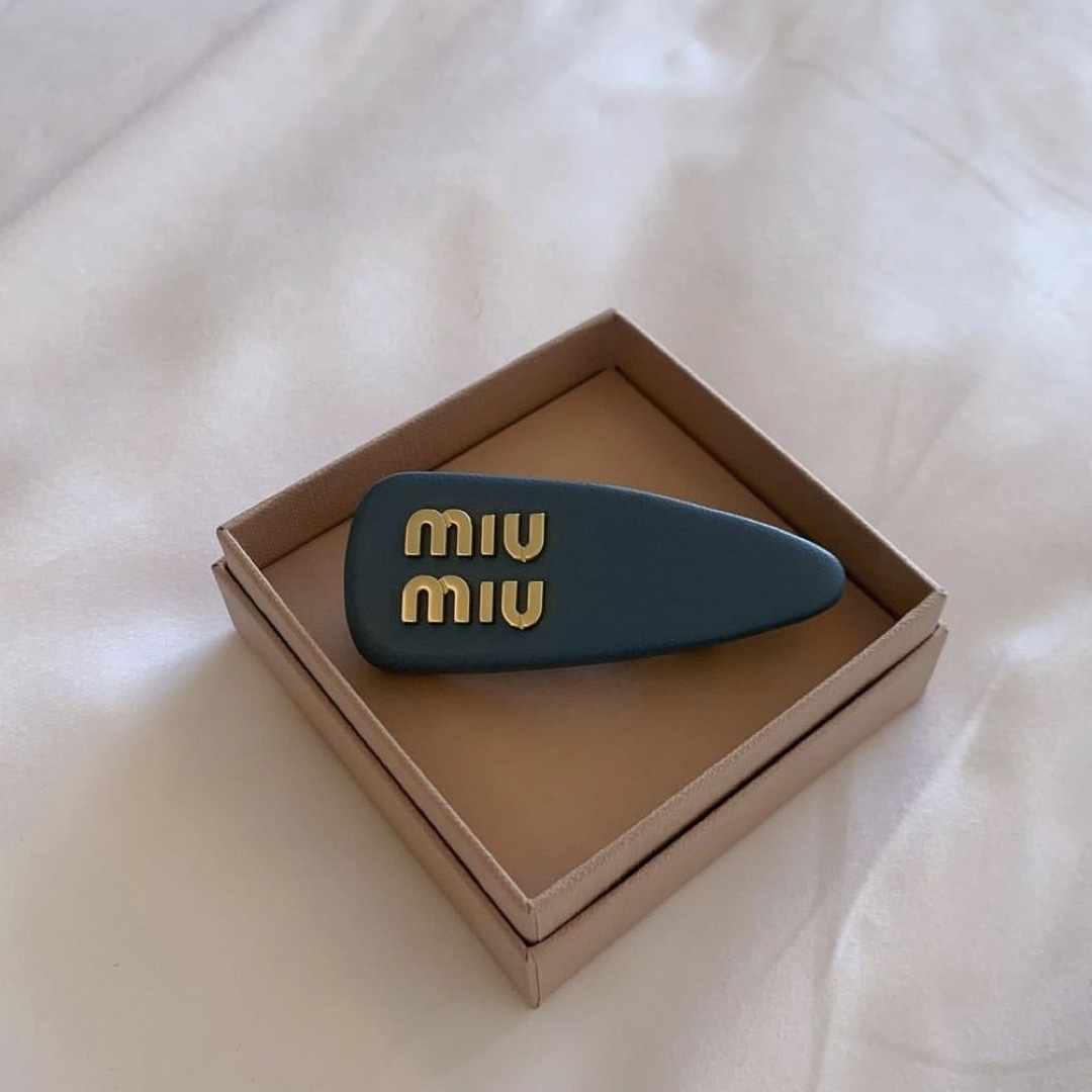 さらに値下げ! MiuMiu パテントレザー ヘアクリップ MIUMIU ロゴパテントレザーヘアクリップ