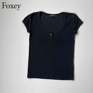 フォクシーニューヨーク(FOXEY NEW YORK)のFOXEY NEWYORK フォクシー　カットソー　Tシャツ　背面ロゴ(カットソー(半袖/袖なし))