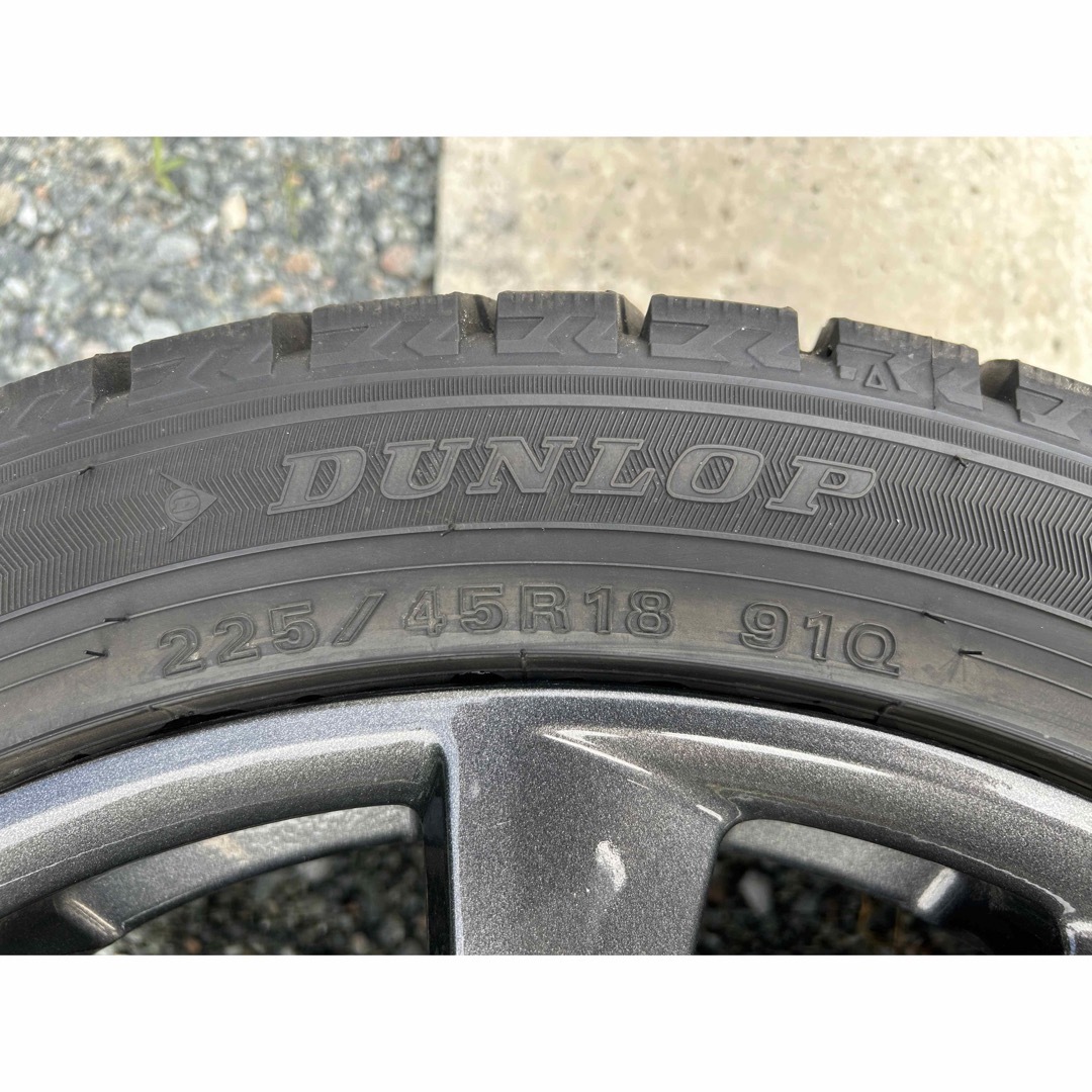 DUNLOP(ダンロップ)の18インチ　社外アルミ　2022年製ダンロップスタッドレス 自動車/バイクの自動車(タイヤ・ホイールセット)の商品写真