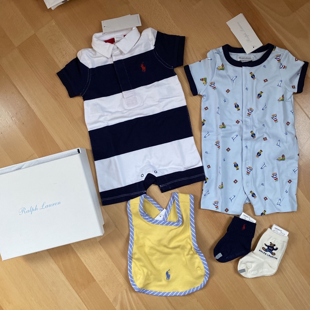 Ralph Lauren(ラルフローレン)の☆未使用☆ラルフローレン☆ベア☆ロンパース2枚&スタイ&靴下2足セット☆ キッズ/ベビー/マタニティのベビー服(~85cm)(ロンパース)の商品写真