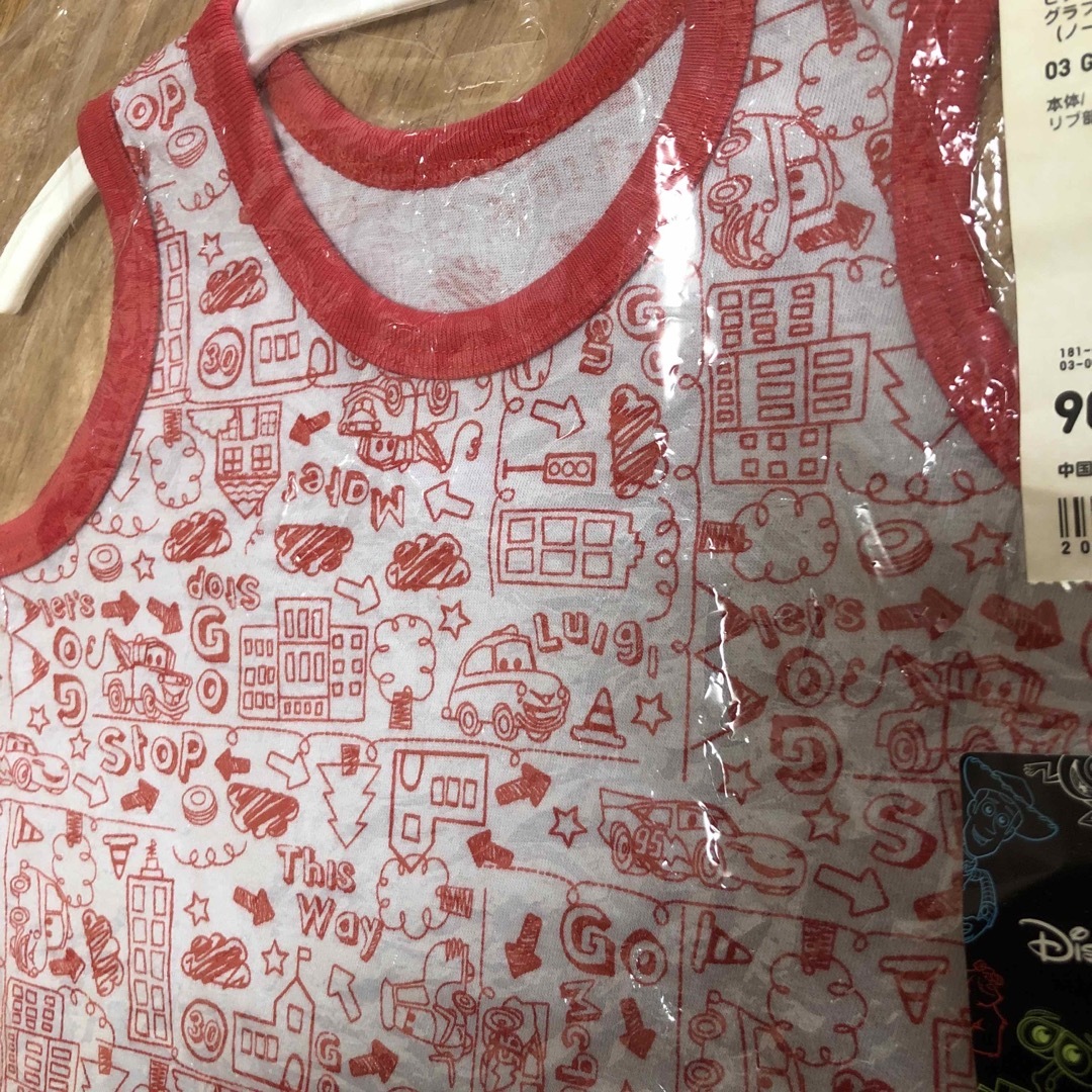 UNIQLO(ユニクロ)のUNIQLO タンクトップ　90 キッズ/ベビー/マタニティのキッズ服男の子用(90cm~)(Tシャツ/カットソー)の商品写真