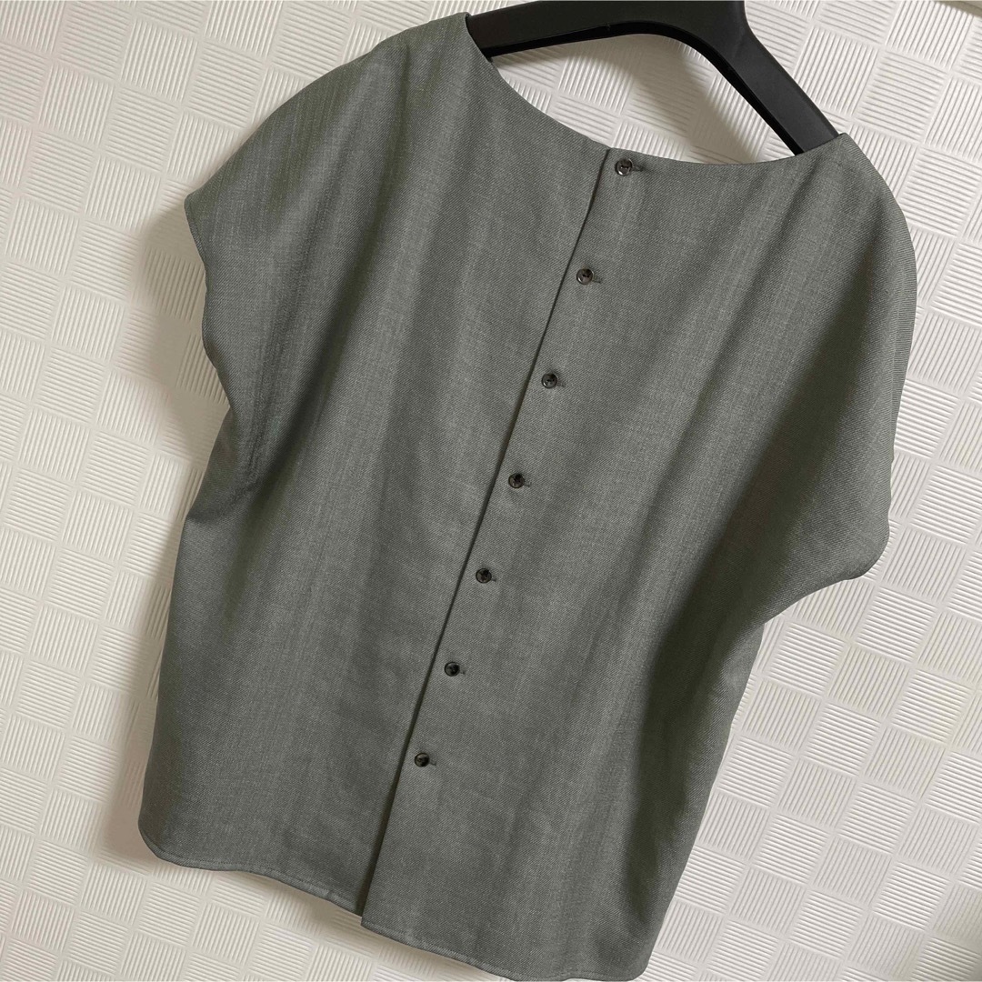 UNITED ARROWS green label relaxing(ユナイテッドアローズグリーンレーベルリラクシング)のバックボタンフレンチスリーブブラウス レディースのトップス(シャツ/ブラウス(半袖/袖なし))の商品写真