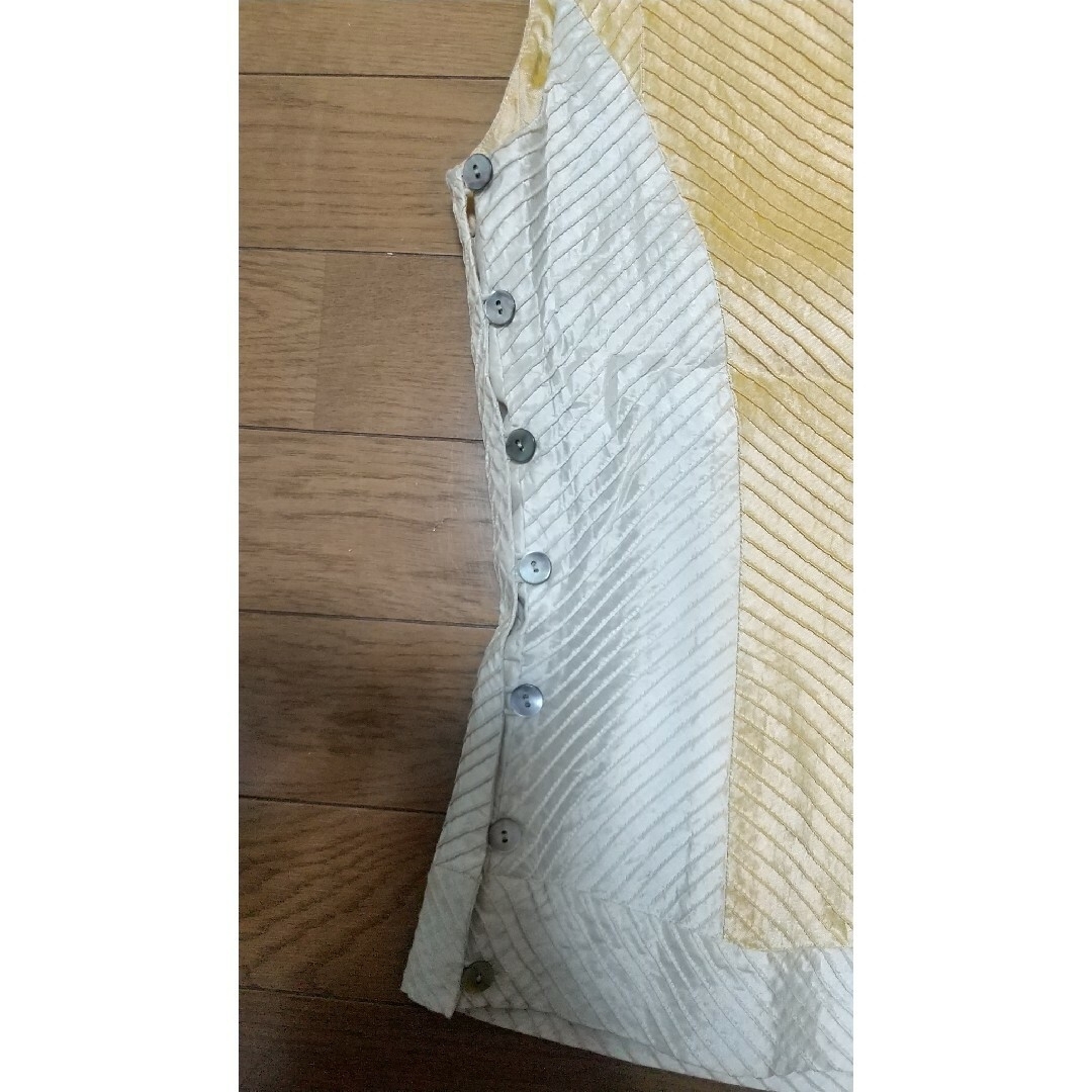 高品質！タイシルク ノースリーブ ブラウス ドラゴン刺繍 タイ織物 絹 高級織物 レディースのトップス(シャツ/ブラウス(半袖/袖なし))の商品写真
