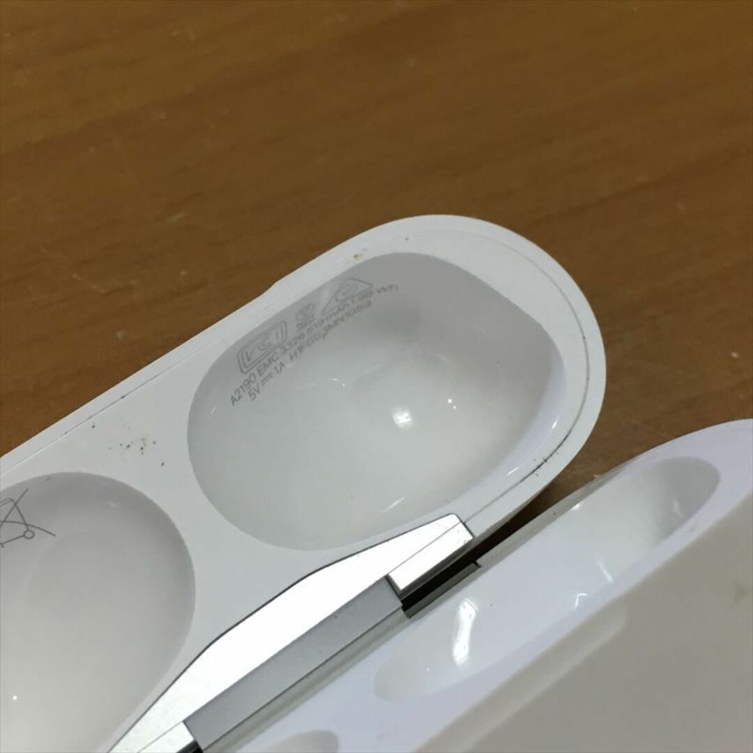 1）Apple純正 AirPods Pro用 ワイヤレス充電ケース A2190