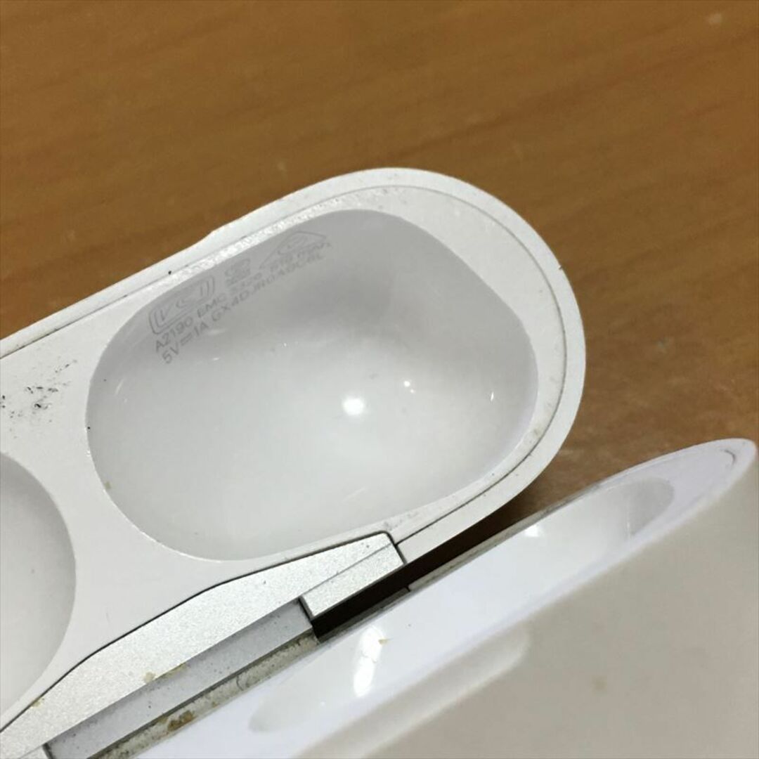 2）Apple純正 AirPods Pro用 ワイヤレス充電ケース A2190