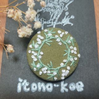 【再販】小さなかすみ草のリース　刺繍ヘアゴム　モスグリーン(ヘアアクセサリー)