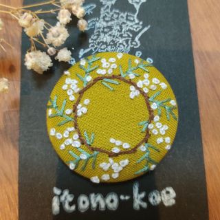 【再販】かすみ草リースの刺繍ヘアゴム　マスタード(ヘアアクセサリー)