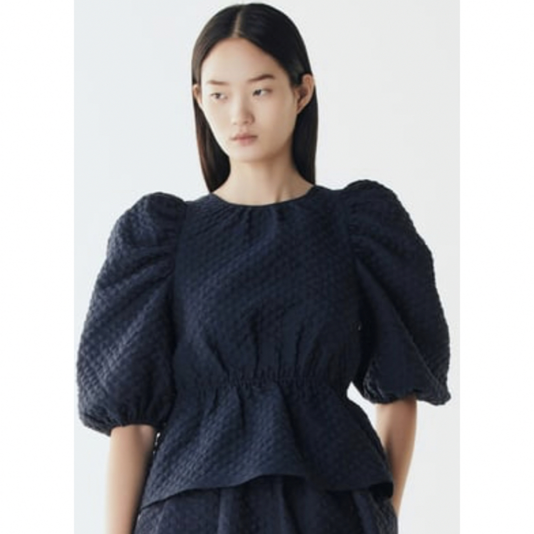 ZARA(ザラ)の人気完売品 新品未着用 ZARA テクスチャー入り生地ブラウス M ネイビー レディースのトップス(シャツ/ブラウス(半袖/袖なし))の商品写真