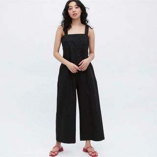 ユニクロ(UNIQLO)のUNIQLO リネンブレンドサロペット　新品(サロペット/オーバーオール)