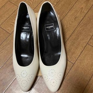 レノマ(RENOMA)のレノマ　ハンドメイド本革アイボリーパンプス美品(ハイヒール/パンプス)