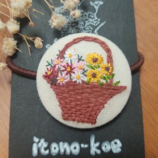 【再販多数】ひまわりとコスモスの花かご　刺繍ヘアゴム(ヘアアクセサリー)