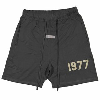 フィアオブゴッド(FEAR OF GOD)のFOG エッセンシャルズ 1977ロゴ ハーフパンツ ブラック XL(ショートパンツ)