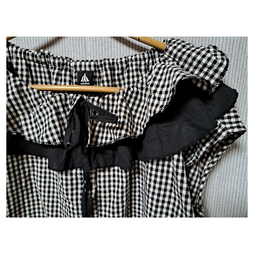 merlot(メルロー)のmerlot メルロー ギンガムチェック襟フリルノースリーブシャツ 丈短め レディースのトップス(シャツ/ブラウス(半袖/袖なし))の商品写真