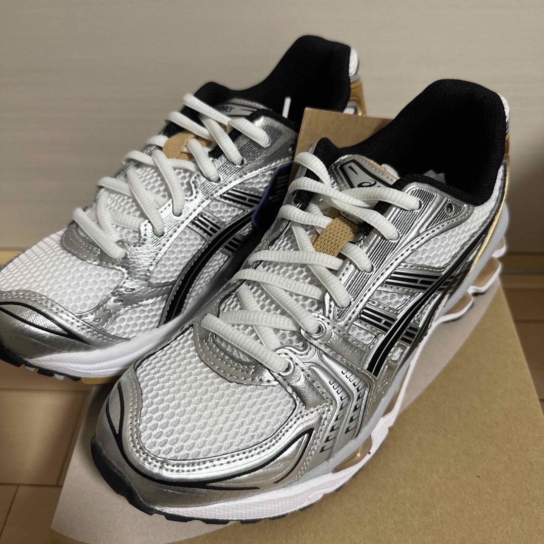 asics(アシックス)のアシックス ゲルカヤノ14 ゴールド 24cm レディースの靴/シューズ(スニーカー)の商品写真