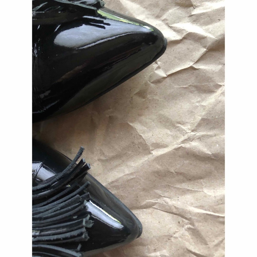 ADORE(アドーア)のADORE アドーア　黒エナメル　ミュールサンダル　フラット　フリンジ飾り レディースの靴/シューズ(ミュール)の商品写真