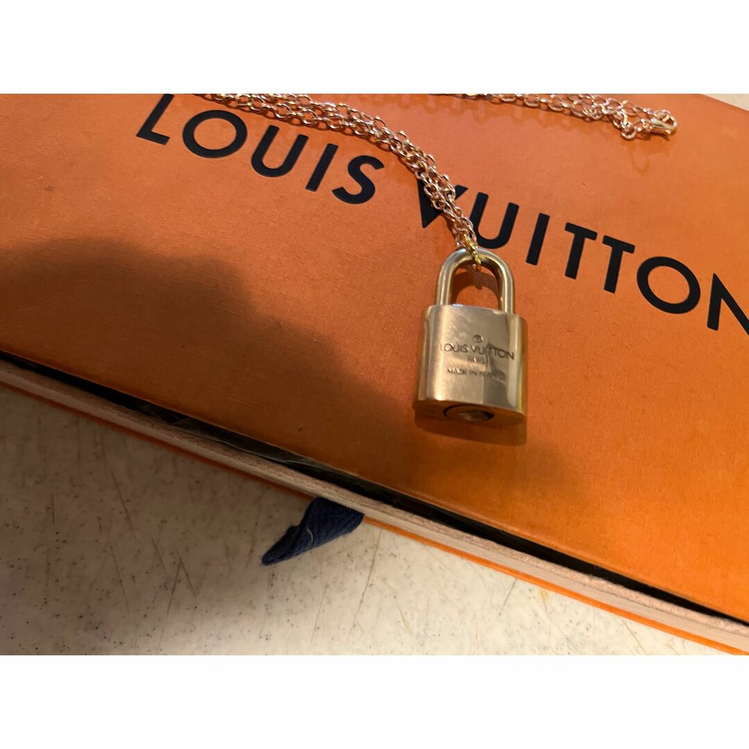 LOUIS VUITTON(ルイヴィトン)のルイヴィトン　パドロック　南京錠　　ネックレス　ネックレス新品　ポリッシュ済み レディースのアクセサリー(ネックレス)の商品写真