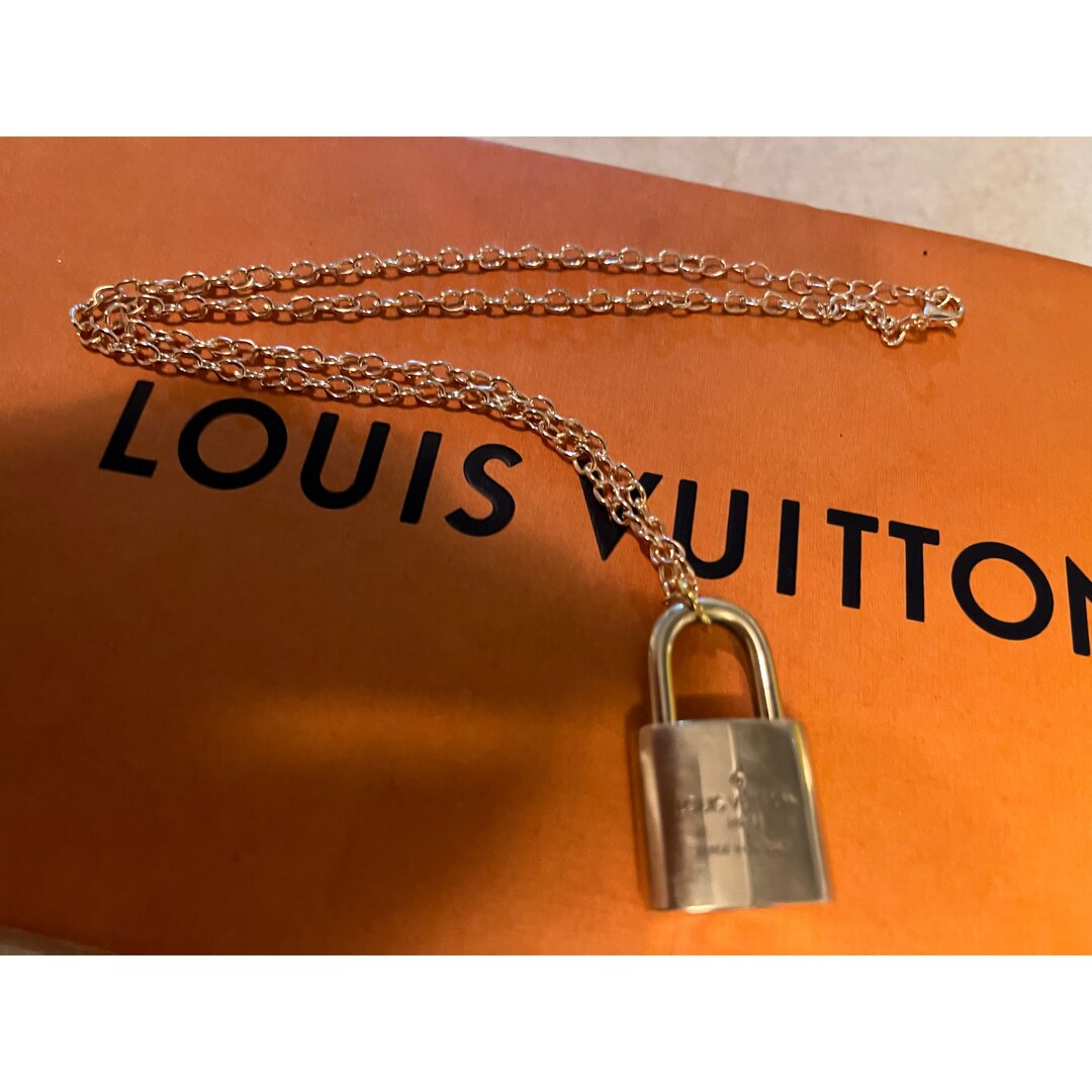 LOUIS VUITTON(ルイヴィトン)のルイヴィトン　パドロック　南京錠　　ネックレス　ネックレス新品　ポリッシュ済み レディースのアクセサリー(ネックレス)の商品写真