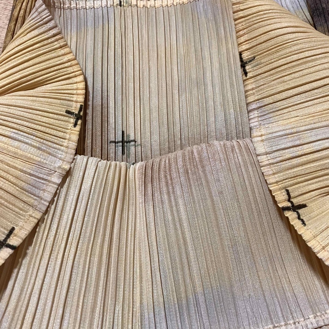 PLEATS PLEASE ISSEY MIYAKE(プリーツプリーズイッセイミヤケ)の【希少・美品】プリーツプリーズ イッセイミヤケ タイダイクロス柄ロングワンピース レディースのワンピース(ロングワンピース/マキシワンピース)の商品写真