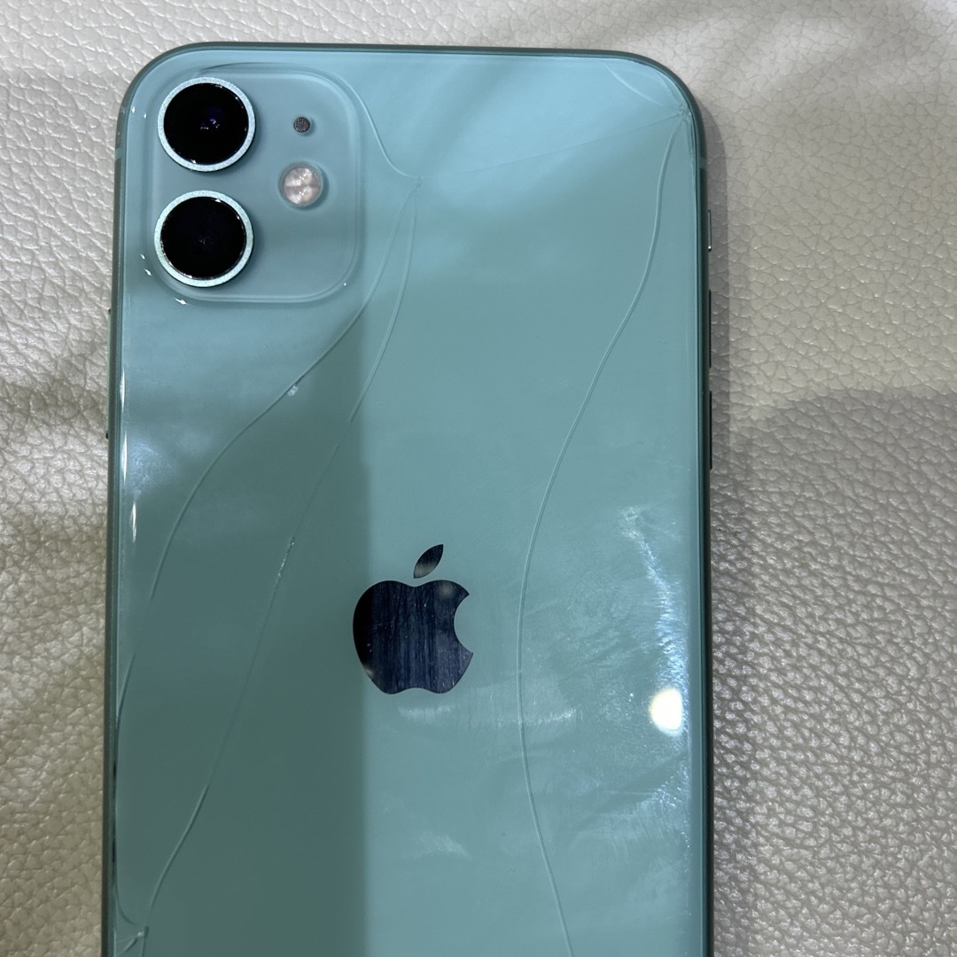 iPhone(アイフォーン)のApple iPhone 11 128GB グリーン SIMフリー 背面傷あり スマホ/家電/カメラのスマートフォン/携帯電話(スマートフォン本体)の商品写真